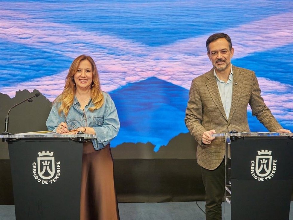 Archivo - La presidenta del Cabildo de Tenerife, Rosa Dávila, y el vicepresidente, Lope Afonso, en una rueda de prensa posterior al Consejo de Gobierno