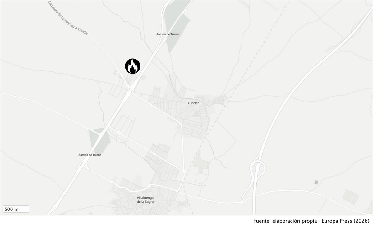 Equipos de bomberos tratan de extinguir el fuego en una chatarrería en Yuncler