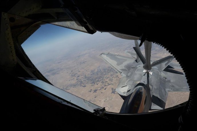 Archivo - Un caza F-22 Raptor de la Fuerza Aérea de Estados Unidos se repostó de un KC-135 Stratotanker durante una patrulla sobre el área de responsabilidad del Comando Central en Siria.  