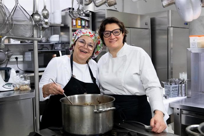 La chef gaditana Petri Benítez, responsable de la Venta Melchor, junto a la chef italiana Tina Cosenza, del reaturante Teresa dal 1968 de Génova.