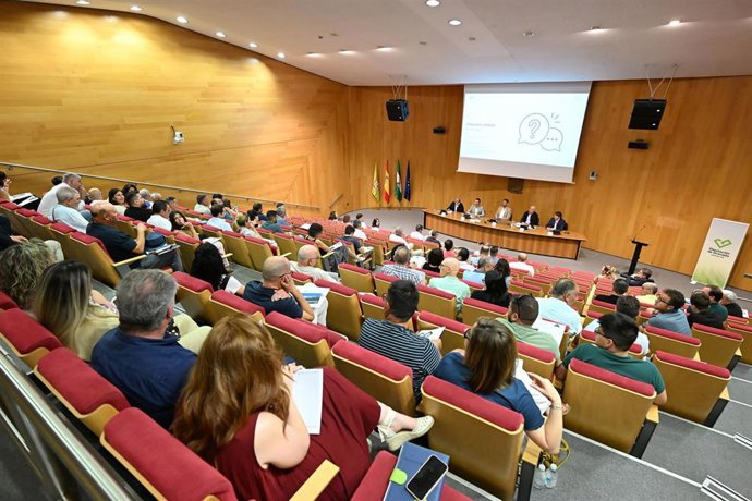 El diputado de Agua,, Antonio Mancilla, ha presentado a los municipios de la provincia el futuro Servicio Provincial del Ciclo Urbano del Agua, iniciativa para garantizar un suministro de calidad en toda la provincia.