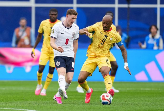 23 June 2026, US, Foxborough: England's Elliot Anderson and Ghana's Jordan Ayew battle for the ball during the 2026 FIFA World Cup Group L soccer match between England and Ghana at the Boston Stadium. Photo: Martin Rickett/PA Wire/dpa