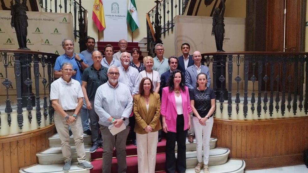 Foto de familia de la Mesa en Defensa del Ferrocarril de Almería junto a la consejera de Fomento de la Junta de Andalucía en funciones, Rocío Díaz.