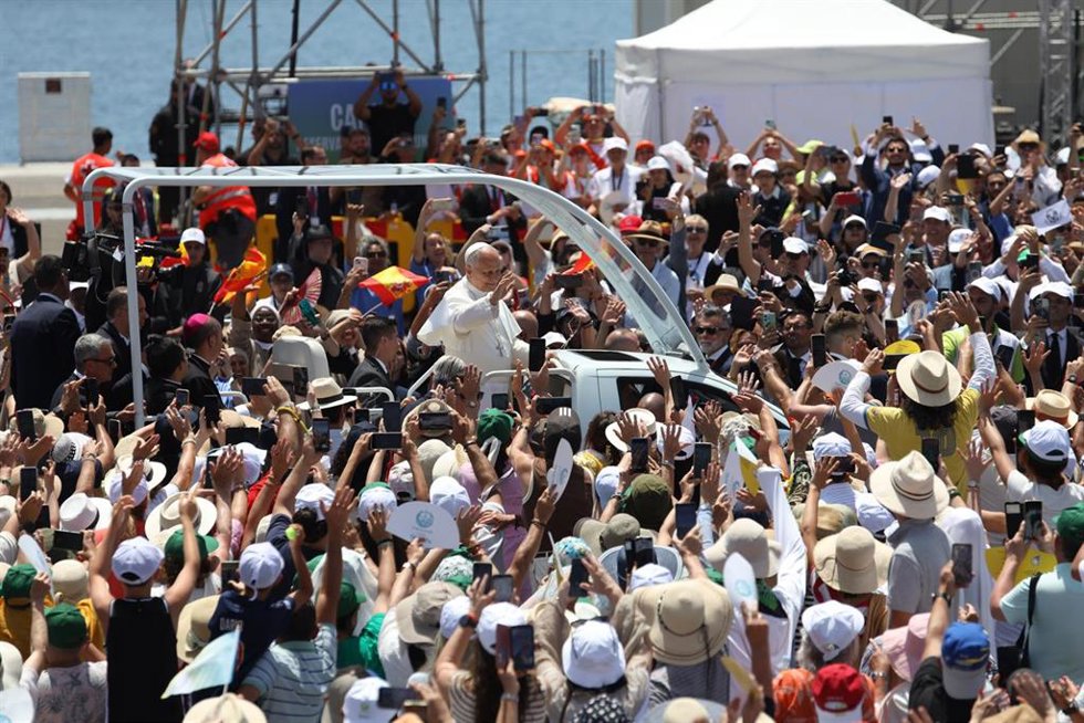 El Papa León XIV llega en papamóvil para presidir la celebración de la Santa Misa multitudinaria, a 12 de junio de 2026, en Santa Cruz de Tenerife, Islas Canarias (España).