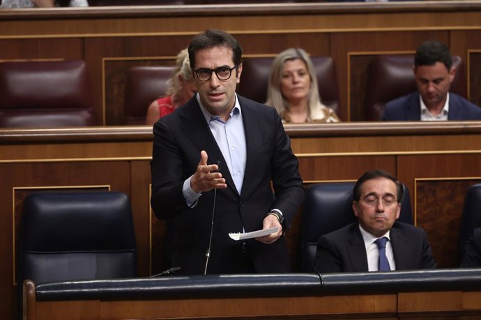 El vice-president primer i ministre d'Economia Comerç i Empresa, Carlos Cos, intervé durant una sessió de control al Govern, en el Congrés dels Diputats, a 24 de juny de 2026, a Madrid (Espanya). 