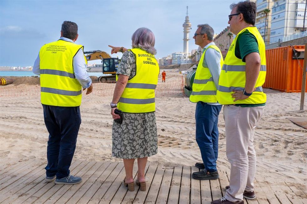 La subdelegada del Gobierno en Cádiz, Blanca Flores, en la playa de Santa María del Mar para comprobar el desarrollo de los trabajos de regeneración que ejecuta la Demarcación de Costas de Andalucía-Atlántico.