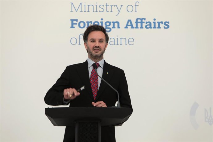 El portavoz del Ministerio de Exteriores ucraniano, Georgi Tiji, en rueda de prensa desde Kiev.