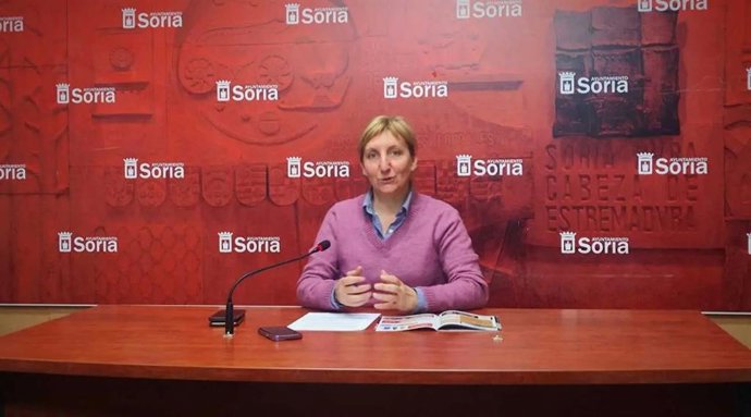 La concejal Yolanda Santos en una rueda de prensa en el Ayuntamiento de Soria