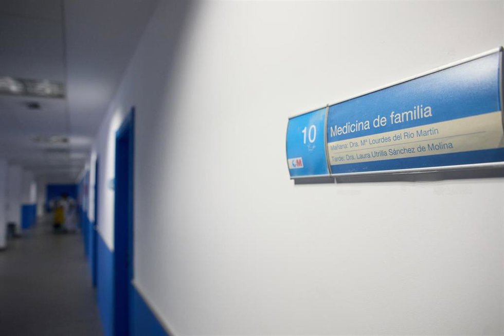 Archivo - Archivo.- Un cartel que anuncia una de las salas de un médico de familia en el centro de salud 'Isla de Oza'