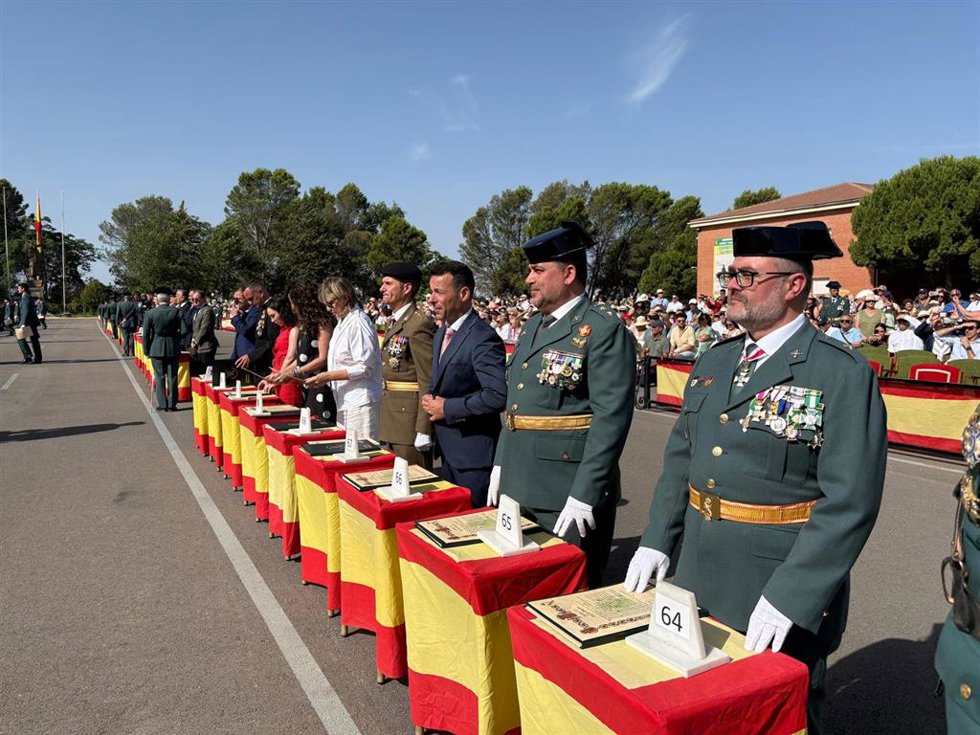 El vicepresidente segundo de la Diputación, Javier Perales (3d), en la entrega de despachos a la 130º promoción de acceso a la escala de cabos y guardias.