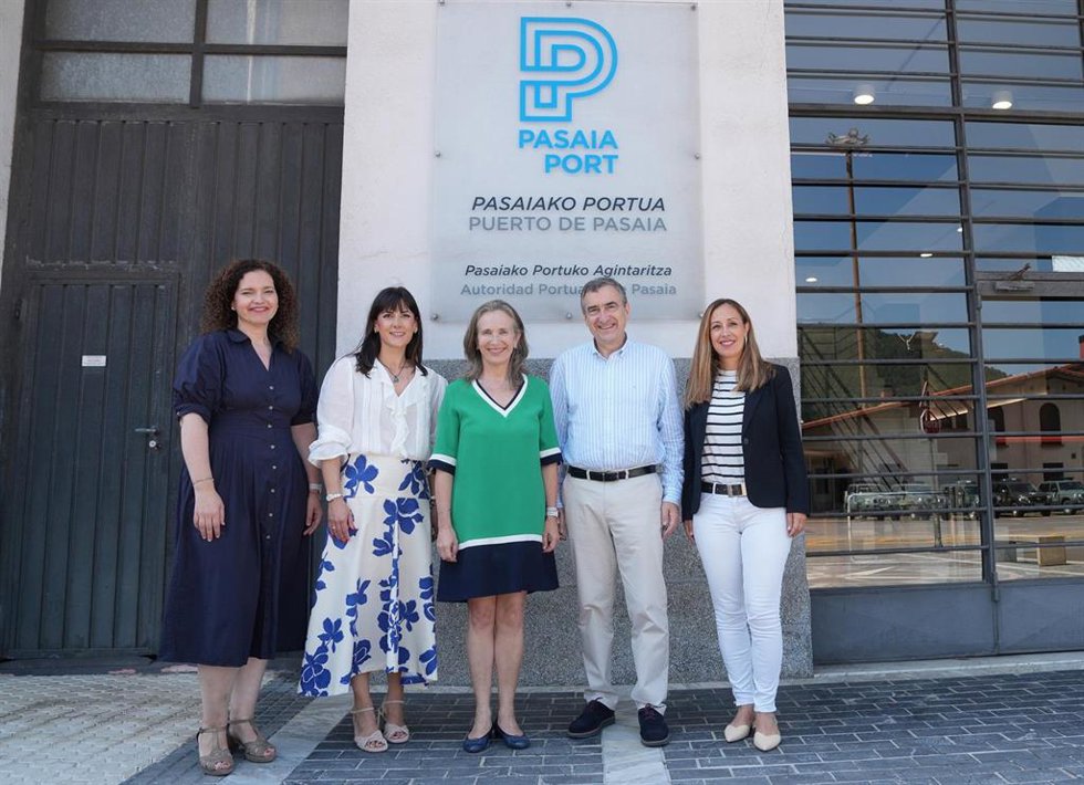 Loreto Osa, Elixabete Murua, Izaskun Goñi (presidenta de la Autoridad Portuaria), Aitor Esteban y Alaitz de la Maza.