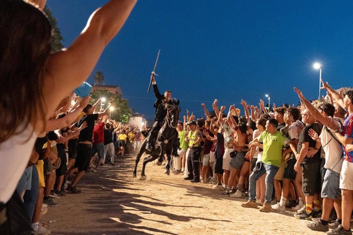 Archivo - Decenas de personas participan en los Jocs des Pla en Ciutadella durante las Fiestas de Sant Joan, a 24 de junio de 2025, en Menorca, Islas Baleares (España). 