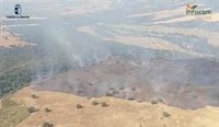 Hasta 15 medios, cinco de ellos aéreos, trabajan en la extinción de un fuego en Villarejo de Montalbán