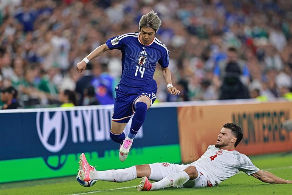 El futbolista japonés Junya Ito esquivando una entrada defensiva del jugador tunecino Rekik en el Mundial de Estados Unidos, México y Canadá 2026.