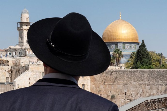Archivo - Arquivo - Um judeu ortodoxo em frente ao Muro das Lamentações e à Esplanada das Mesquitas, em Jerusalém