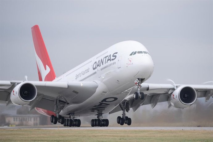 Archivo - FILED - 08 November 2021, Saxony, Dresden: A Qantas Airways Airbus A380 takes off from Dresden Airport. Photo: Sebastian Kahnert/dpa-Zentralbild/dpa