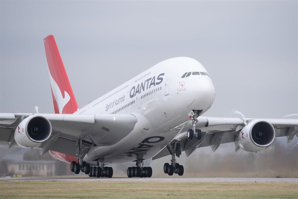 Archivo - FILED - 08 November 2021, Saxony, Dresden: A Qantas Airways Airbus A380 takes off from Dresden Airport. Photo: Sebastian Kahnert/dpa-Zentralbild/dpa