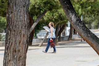 Archivo - Una mujer se abanica, a 12 de agosto en Madrid (España). 
