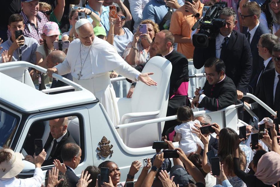 El Papa en el papamóvil.