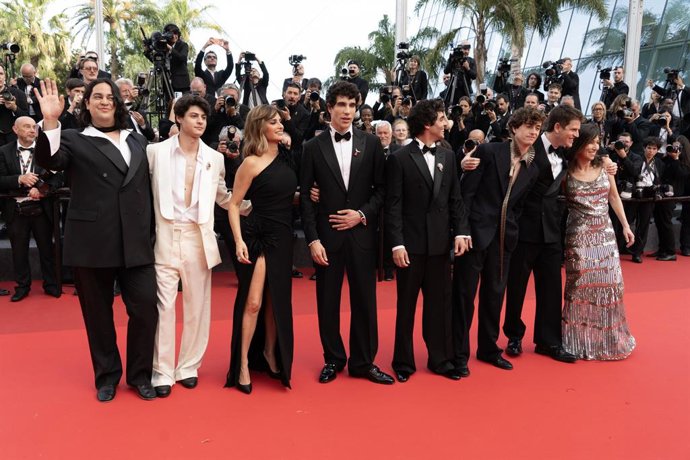 Archivo - Parte del equipo de la película durante la alfombra roja de la película ‘La bola Negra’, a 21 de mayo de 2026, en Cannes (Francia). El Festival de Cannes acoge el estreno mundial de ‘La Bola Negra’, película dirigida por Javier Ambrossi y Javier