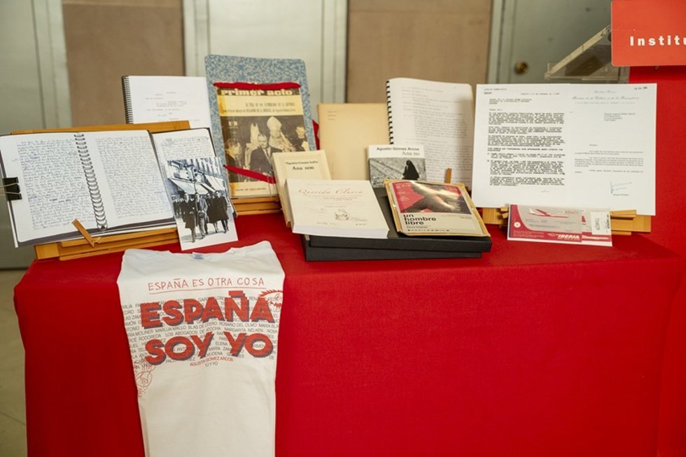 Los objetos y obras entregados a la Caja de las Letras, entre las que se incluye la camiseta con la frase 'España soy yo'.