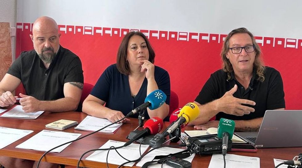 El secretario de Condiciones de Trabajo de CCOO de Andalucía, José Antonio Frejo, el secretario de Empleo y Acción Social de CCOO Jaén, Joaquín Armenteros, y la secretaria general de CCOO Jaén, Silvia de la Torre, durante la rueda de prensa