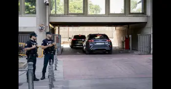 Begoña Gómez entrega su pasaporte en el juzgado tras acordarlo el juez Peinado