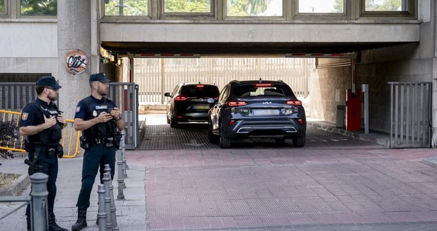 Begoña Gómez entrega su pasaporte en el juzgado tras acordarlo el juez Peinado