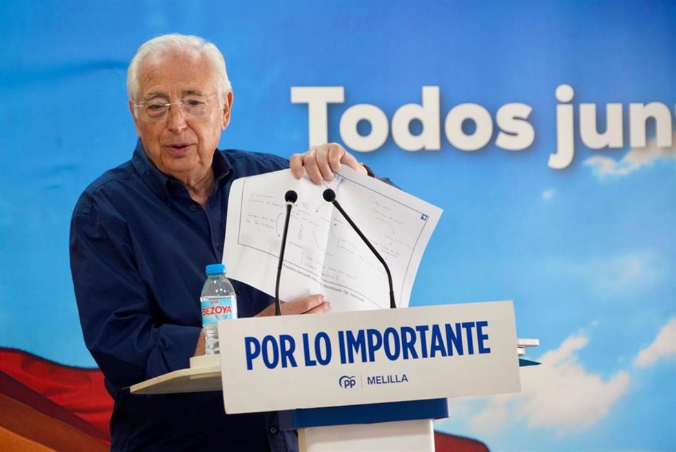 El presidente de la Ciudad Autónoma de Melilla y líder regional del Partido Popular (PP), Juan José Imbroda, durante la rueda de prensa.