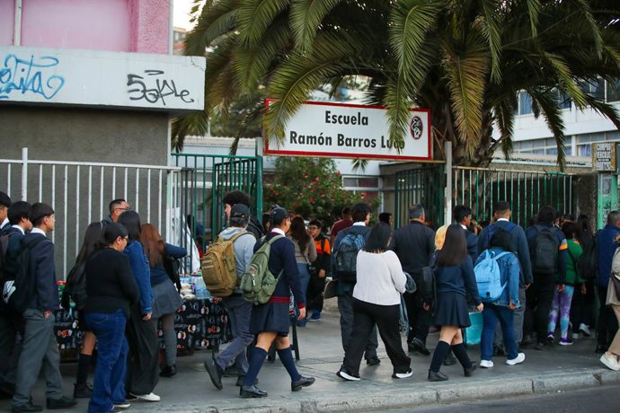 Valparaíso, 04 de Marzo 2026  Gran cantidad de escolares se dirigen a sus colegios en la Av Argentina, en el inicio del año escolar en Valparaíso.  Manuel Lema/ Aton Chile