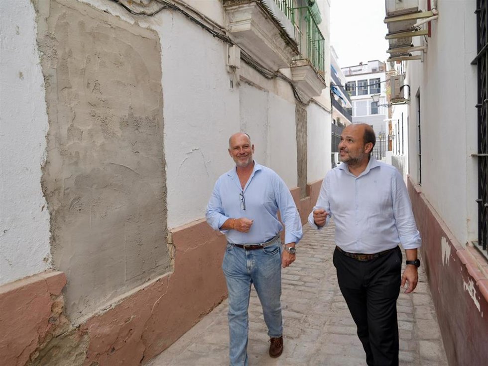 García de Polavieja (d) junto a una vivienda ocupada de forma ilegal en el barrio de San Lorenzo
