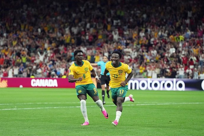 Nestory Irankunda celebra con su compañero Mohamed Touré el primer gol de Australia durante el partido del Grupo D del Mundial 2026 entre Australia y Turquía, disputado en el BC Place de Vancouver