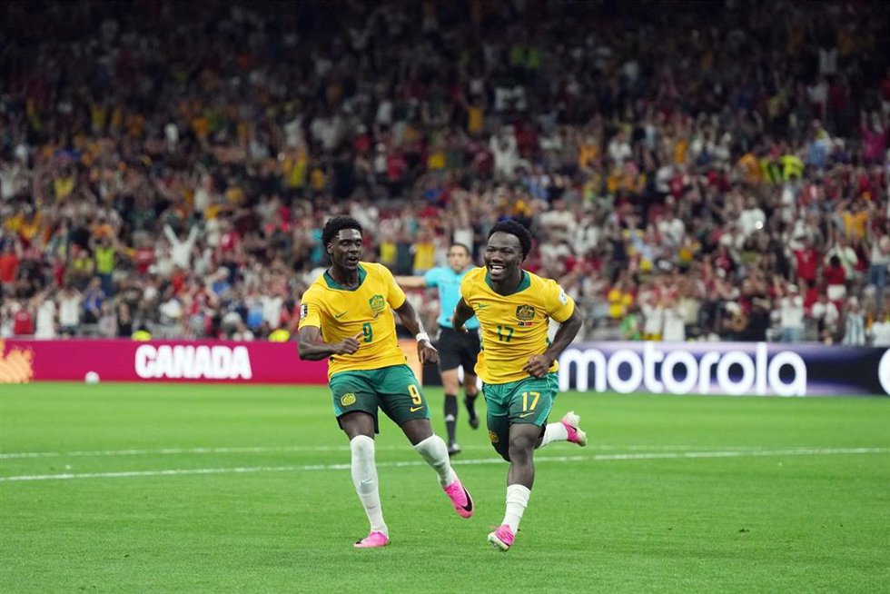 Nestory Irankunda celebra con su compañero Mohamed Touré el primer gol de Australia durante el partido del Grupo D del Mundial 2026 entre Australia y Turquía, disputado en el BC Place de Vancouver