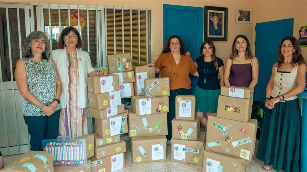Entrega de la UHU de material escolar para niños vulnerables de barrios onubenses.
