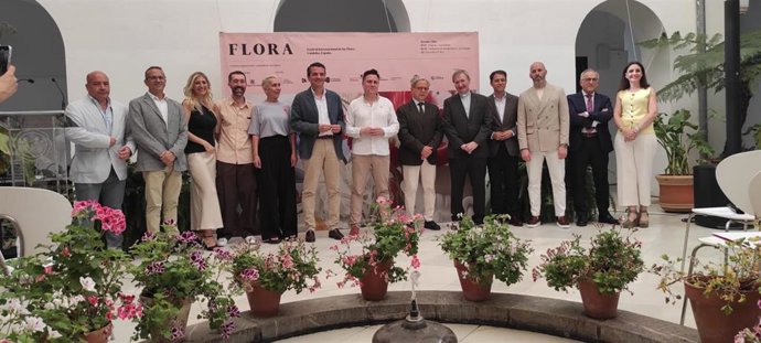 Autoridades asistentes a la presentación del Festival Internacional de las Flores (Flora) que celebrará su novena edición del 12 al 22 de octubre en Córdoba con el tema 'Efímero'.
