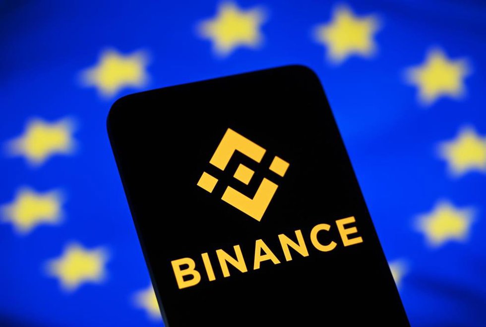 Logo de Binance sobre la bandera de la Unión Europea.