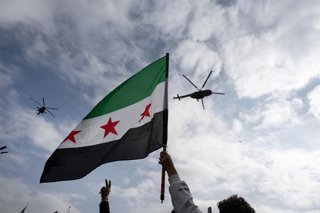 Archivo - December 8, 2025, Damascus, Syria: Syrian helicopters stage a fly past in Umayyad Square as they celebrate one year after the fall of the Baath Party and Assad regime. Syrians fill the streets of central Damascus, waving flags and singing patrio