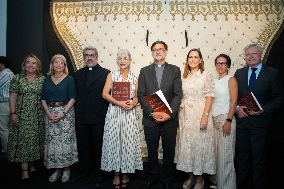 La consejera de Cultura en funciones, en el centro, en la inauguración de la exposición dedicada a la Virgen de los Reyes, en la Sala Murillo de la Fundación Cajasol