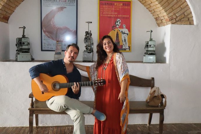 El guitarrista Pituquete junto a la cantaora Encarna Anillo, artistas flamencos y ponentes del taller 'Emprendimiento de artistas flamencos' en los cursos de verano de la Universidad Pablo de Olavide en su sede de Carmona-Rosario Valpuesta.