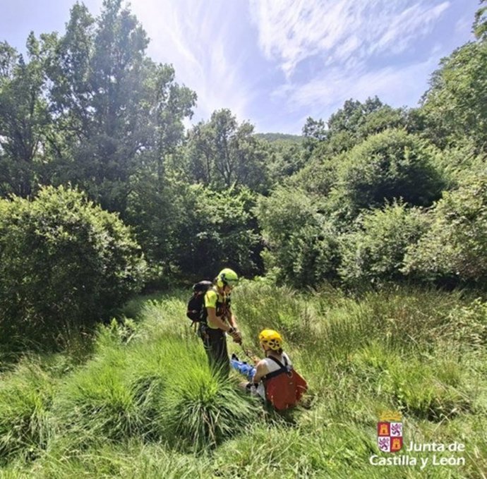Rescatada una senderista en Sotillo de Sanabria (Zamora) tra lesionarse un tobillo en un descenso.