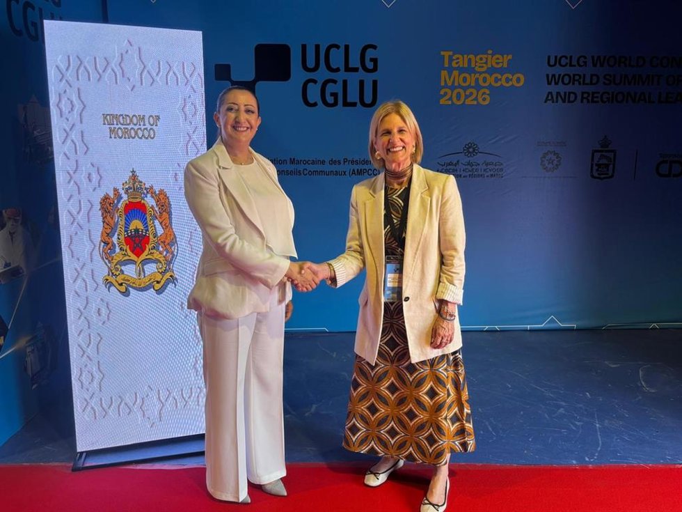 La presidenta de la FEMP, María José García-Pelayo, junto a la alcaldesa de Rabat Fatiha El Moudni, durante su encuentro en el CGLU.