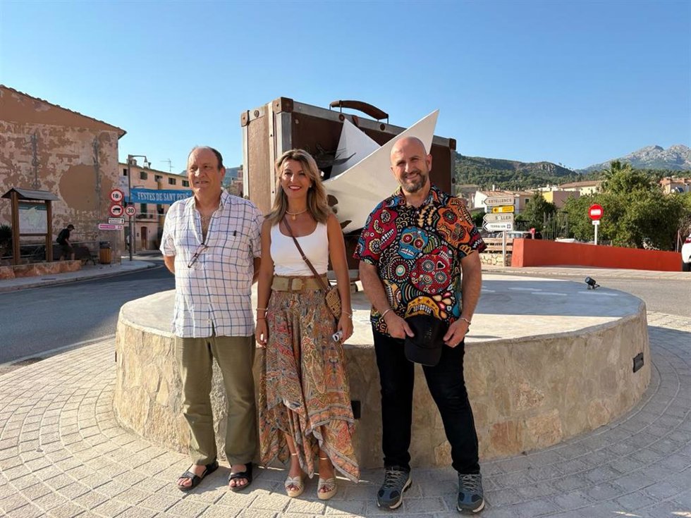 Andratx inaugura una escultura en homenaje a la migración y a la memoria colectiva