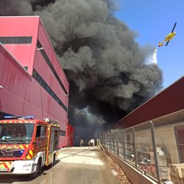 Incendio declarado este miércoles en una nave del polígono industrial Las Teresas, en el municipio de Yecla