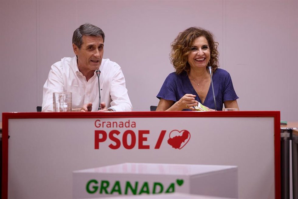 La secretaria general del PSOE-A, María Jesús Montero, ha mantenido una reunión con la Comisión Ejecutiva del PSOE de Granada encabezada por su secretario general, Pedro Fernández, dentro de su ronda de encuentros con las agrupaciones provinciales.