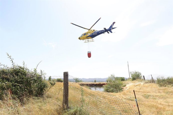Helicóptero realiza labores de extinción de un Incendio forestal, a 24 de junio de 2026, en San Vicente de Arganza, León, Castilla y León (España). 