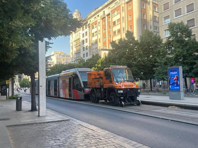 Un vehículo bivial remolca al convoy del tranvía averiado