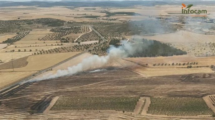 Medios aéreos y terrestres trabajan en la extinción de un incendio en Villavaliente, que alcanza el nivel 1