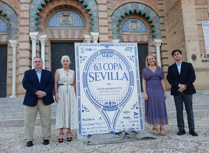 La consejera de Cultura y Deporte en funciones de la Junta de Andalucía, Patricia del Pozo, y la delegada de Deportes del Ayuntamiento de Sevilla, María Tena, en la presentación del cartel oficial de la 63ª edición de la Copa Sevilla.