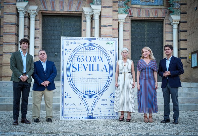 La consejera de Cultura y Deporte en funciones de la Junta de Andalucía, Patricia del Pozo, y la delegada de Deportes del Ayuntamiento de Sevilla, María Tena, en la presentación del cartel oficial de la 63ª edición de la Copa Sevilla.