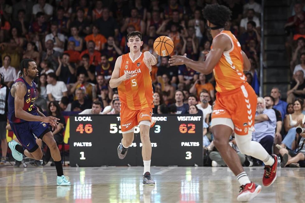 Sergio de Larrea (Valencia Basket) en acción en el partido del Valencia Basket contra el Barça en el Palau Blaugrana en el que ganaron la Liga Endesa 2026